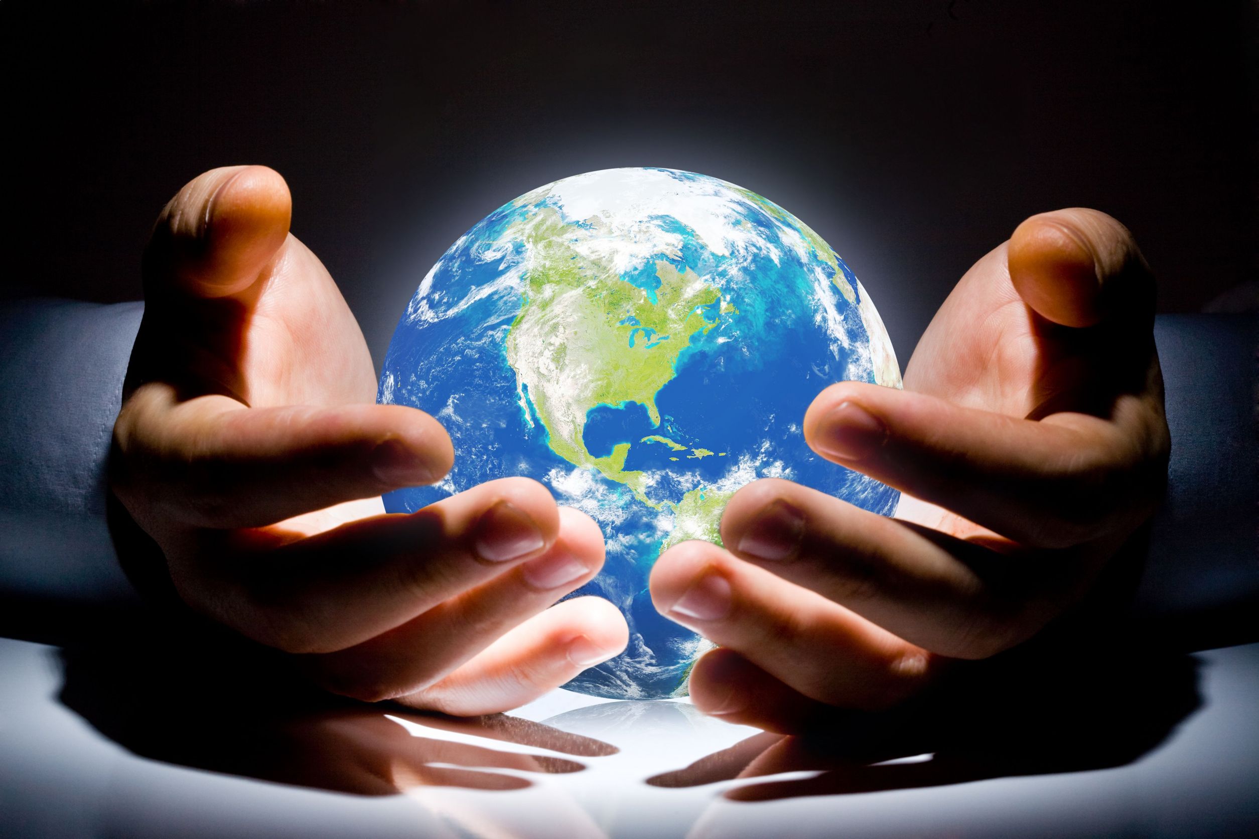 Мы живем в 21 веке. Мир в руке. Мир в наших руках. Планета в руках человека. Планета земля в руках.